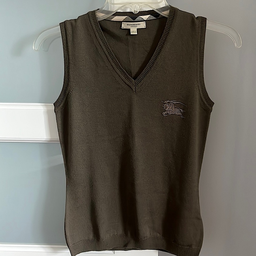 Burberry women’s knitted vest in grey/green. 100% Extra fine merino wool.